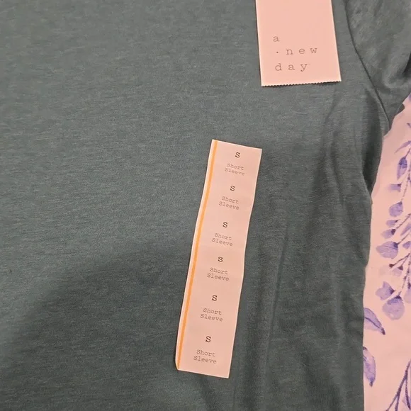 ❤️10/$40 New green tshirt - Picture 2 of 3